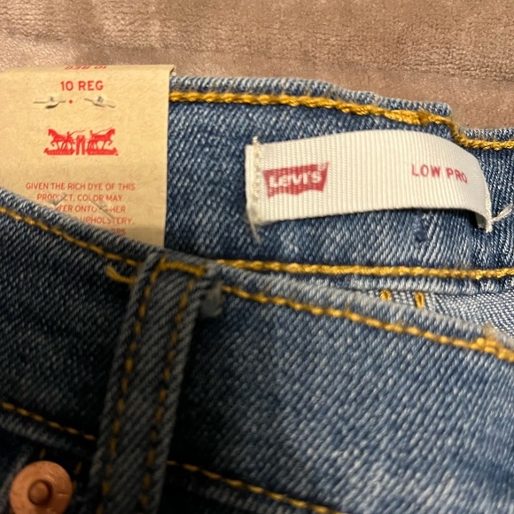 NEW Levi’s mid rise relaxed fit raw hem jeans - Picture 5 of 6